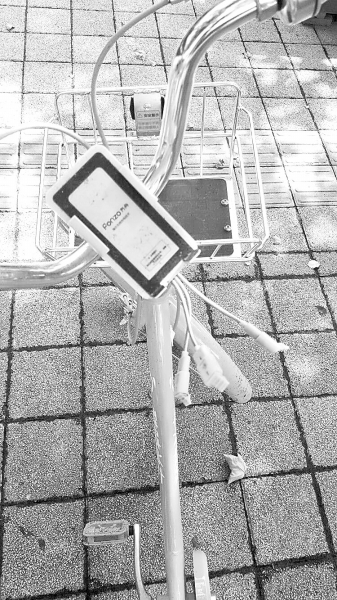 車把中間有手機(jī)充電支架，下方連接著3根充電線。