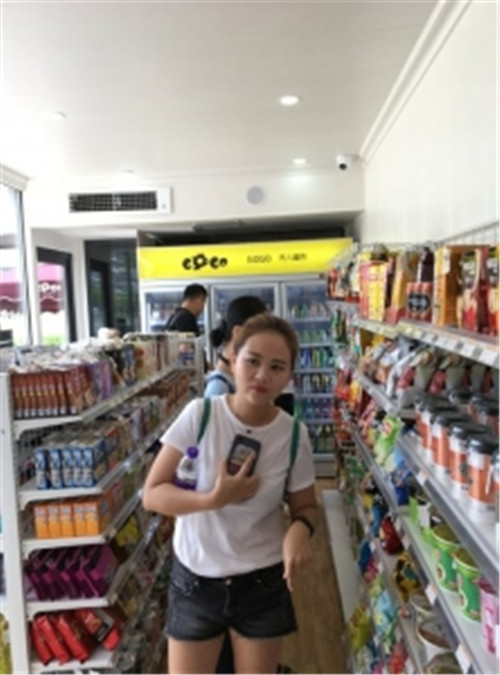 進(jìn)無人超市購物的多是年輕人 進(jìn)無人超市購物的多是年輕人