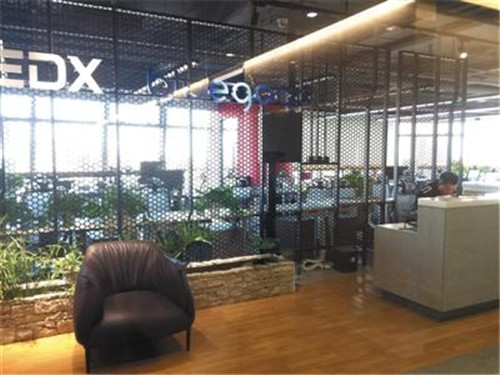 11月16日，小藍(lán)單車(chē)總部人去樓空，前臺(tái)只剩保安。