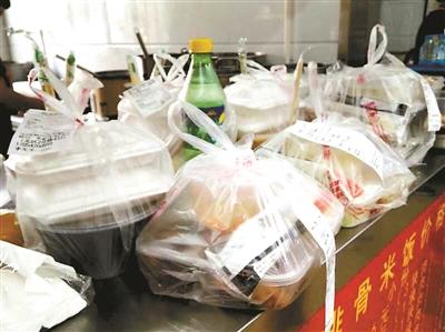 一餐館的“飯口”時段，等待“出發(fā)”的外賣擺滿案臺