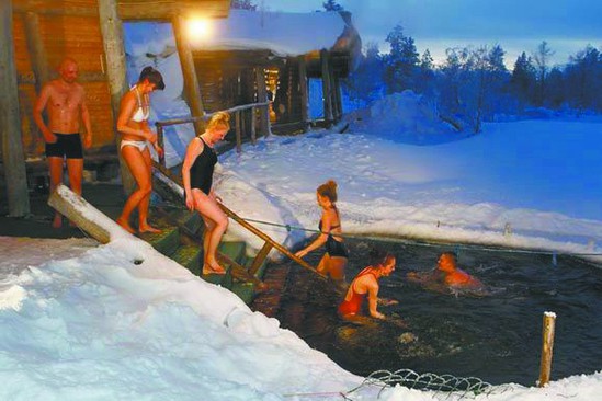 奇葩！芬蘭人蒸完桑拿跳冰湖