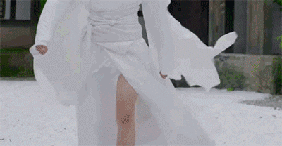 總不能全像九王一樣穿上高開叉的透視裙吧！