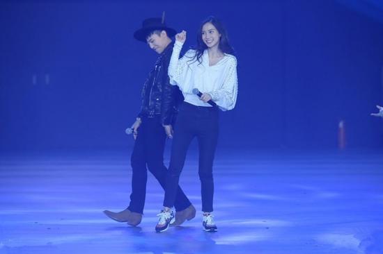 偶像面前，baby變羞澀少女