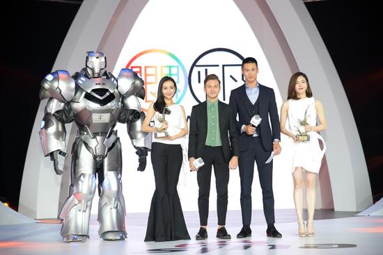 Klasse14腕表首席設(shè)計師 Mario Noblie以及超模蔚方卿為王鷗、江疏影頒發(fā)時尚突破藝人獎項