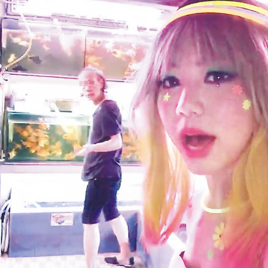 鄧紫棋穿熒光裝，嚇尿路人