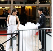 井柏然，馬思純徘徊在戛納紅毯門口