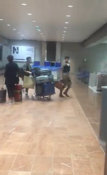 井柏然倪妮同航班同機(jī)口現(xiàn)身法國尼斯機(jī)場