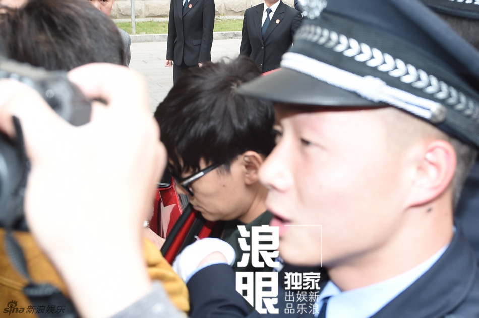 王寶強現(xiàn)身法院面露憔悴