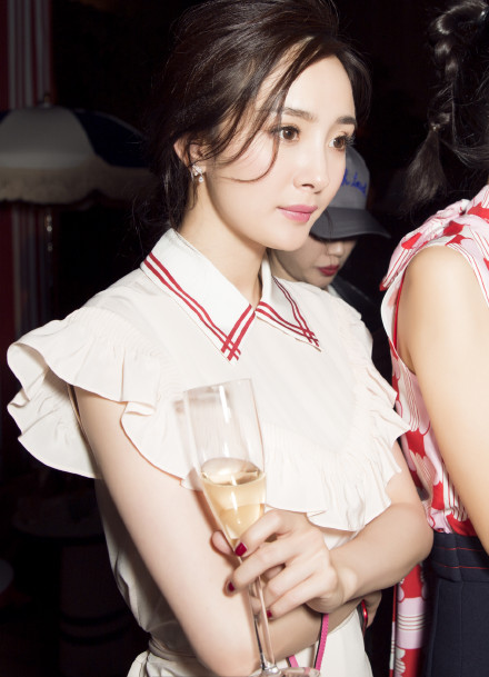 楊冪出席活動(dòng)回應(yīng)“楊冪之后再無白淺”