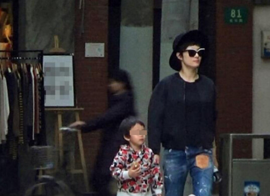 等等正面照曝光。