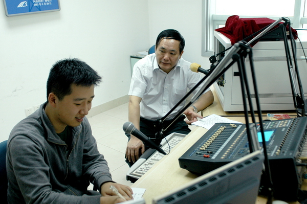 河南省政府安委會(huì)副主任、省安全生產(chǎn)監(jiān)督管理局黨組書(shū)記、局長(zhǎng)張國(guó)輝做客《安全河南》直播室