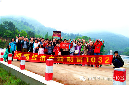 這么美的地方，我們合影留念，看大家多開心！