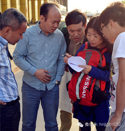 五點(diǎn)五十左右，聽眾們陸陸續(xù)續(xù)到達(dá)鄭州捷和汽車，首先要做的第一件事就是找我們的工作人員要車標(biāo)