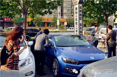 當(dāng)然，小編認(rèn)為最高境界是這位美女，這張照片應(yīng)該取名為論美女的自我修養(yǎng)。