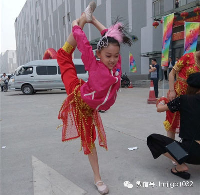 先練練功，為一會兒的演出做準(zhǔn)備