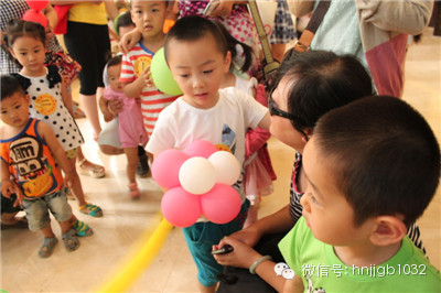 拿到氣球玩具的小朋友，瞬間成了焦點，周圍的小朋友都想和你做朋友，你知道嗎？