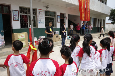 財富1032主播鄧語、張哲主持了捐助儀式