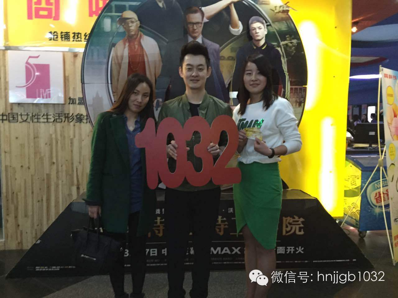 傳說中的Johnny終于現(xiàn)身啦！還是美女魅力大哦。帥哥美女好養(yǎng)眼，小編忍不住要多看幾眼呢。