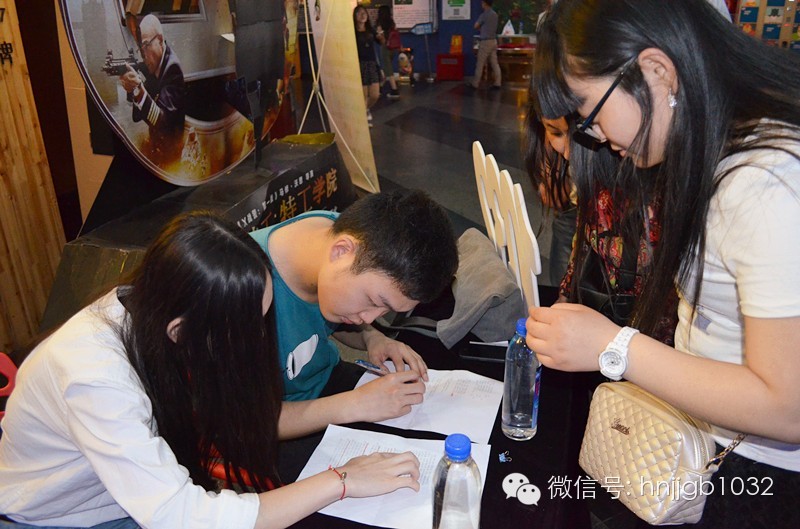 看，我們的工作人員正在組織簽到哦！