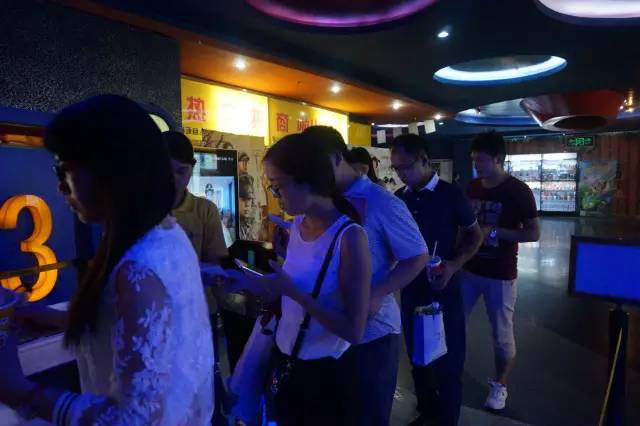 電影馬上開始，排隊入場嘍