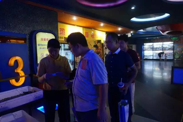 電影馬上開始，排隊入場嘍