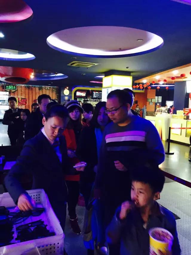 小朋友吃的好香啊！爆米花和電影真是絕配喲