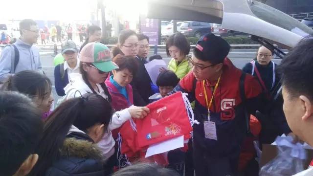 8:30準(zhǔn)時(shí)集合，現(xiàn)場(chǎng)工作人員給大家分發(fā)參賽證和參賽衣服。