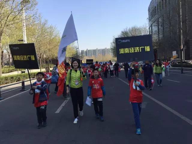 出發(fā)啦！小朋友和大朋友們昂首闊步向賽場(chǎng)邁進(jìn)！