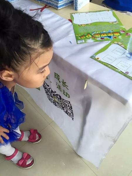 一只蝴蝶飛到小蝸牛的旗子上，小朋友看得入神啦~