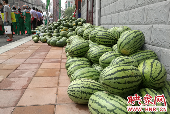 經(jīng)濟(jì)廣播工作人員和愛心企業(yè)給正在忙碌的環(huán)衛(wèi)工人、交警等送去一萬(wàn)六千多斤西瓜和近百提礦泉水。