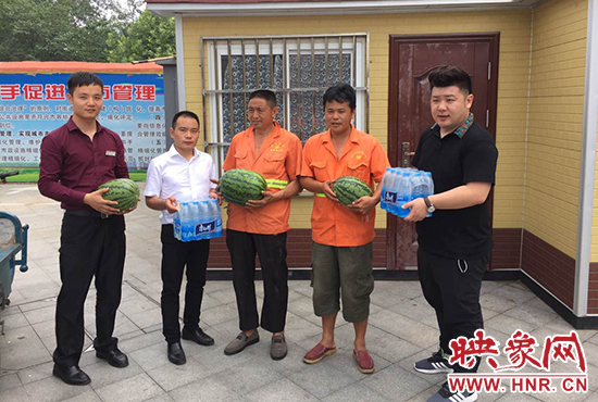 經(jīng)濟(jì)廣播工作人員和愛心企業(yè)給正在忙碌的環(huán)衛(wèi)工人、交警和協(xié)警等送去了一萬(wàn)六千多斤西瓜和近百提礦泉水。