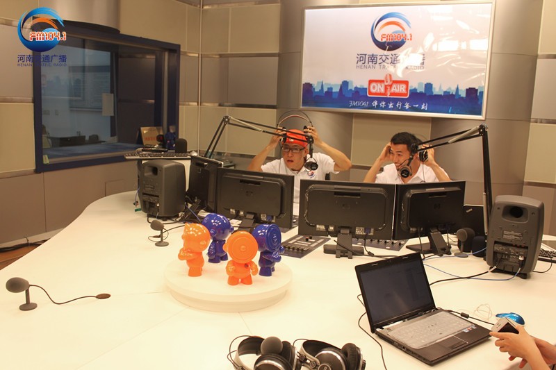 李憲和張弛怎么這么開心！又不是你們倆中獎(jiǎng)了！