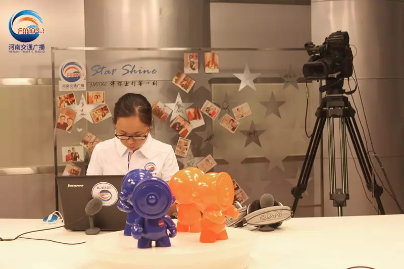 還是抽獎(jiǎng)的姑娘比較認(rèn)真！為保證抽獎(jiǎng)的公平公正，映象網(wǎng)進(jìn)行了全程視頻直播。