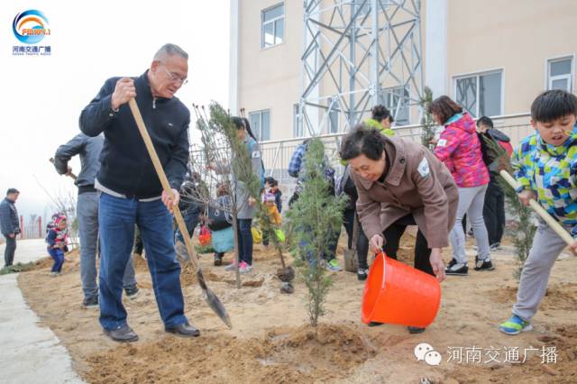 恩愛的老人一起種下一棵小樹苗，健健康康白頭偕老~