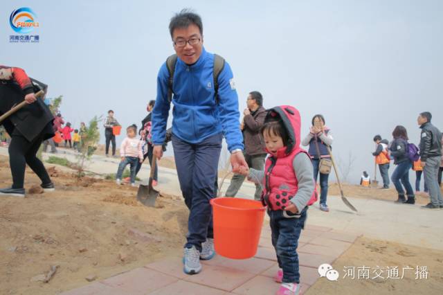 爸比爸比，你會種小樹嗎？我來教你吧~