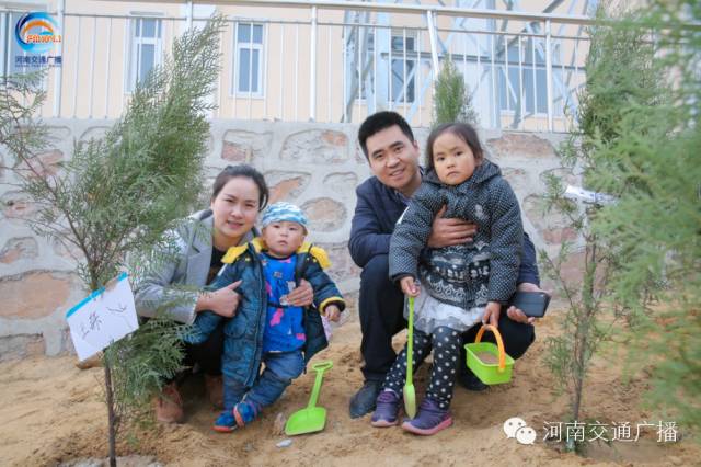 一家四口，一起種下我們的小樹，和寶貝兒們一起茁壯成長！