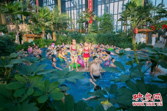 又開(kāi)始過(guò)夏天的孩子們，在溫潤(rùn)的泉水里放任天性。