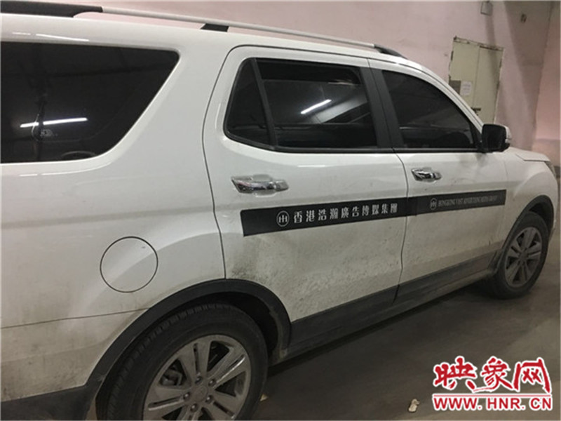 車身上按要求貼著廣告。