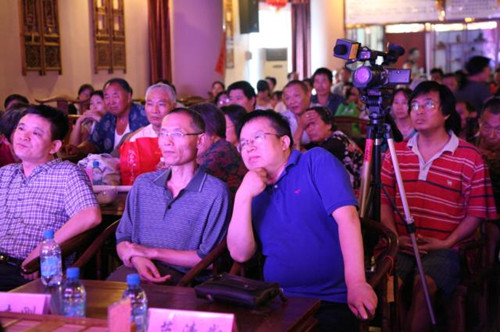 信息廣播總監(jiān)李金鋒（左1）、副總監(jiān)魏志剛（左2）、副總監(jiān)陳德年（左3）