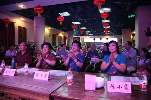 我省著名豫劇表演藝術(shù)家素君（左2）、常香玉弟子、國家一級(jí)演員張?jiān)聵s（右2）