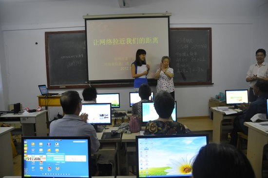 擁有18萬粉絲的網(wǎng)絡(luò)紅人、78歲的QQ奶奶張秀麗也來到網(wǎng)絡(luò)課堂