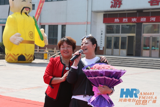 長壽山景區(qū)董事長、總經(jīng)理孫春花與主持人周迪