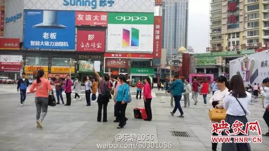 他們從四面八方匯集到二七塔下，由行走路人一下變成了一支舞蹈隊(duì)，跳起了節(jié)奏歡快、時(shí)尚動(dòng)感的舞蹈。