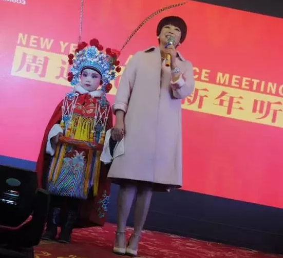 盛裝亮相的小戲迷，周迪的節(jié)目影響了一代又一代人