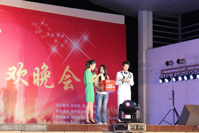 教育廣播女主播葉子現(xiàn)身晚會，全場沸騰