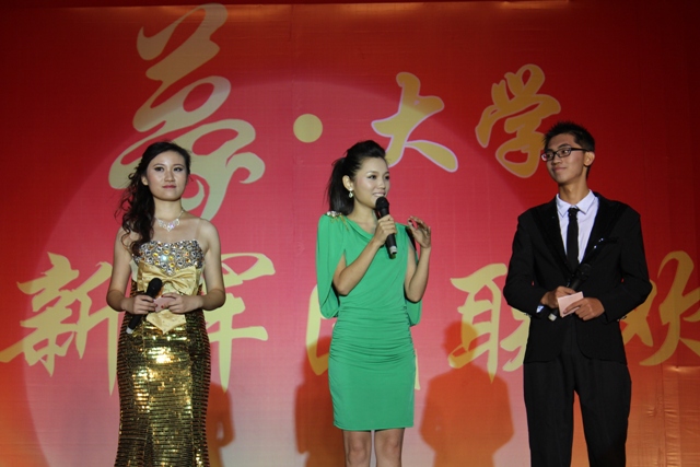 教育廣播女主播葉子現(xiàn)身晚會，與學(xué)生同臺主持