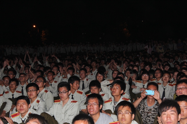 歡呼雀躍的大一新生們