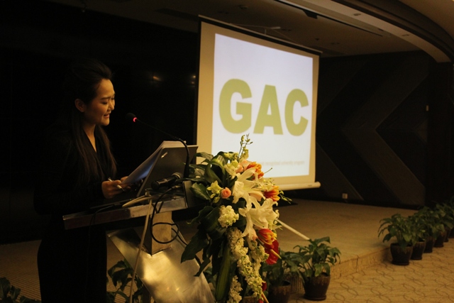 發(fā)布會(huì)開(kāi)始，教育廣播女主播子楊現(xiàn)場(chǎng)主持