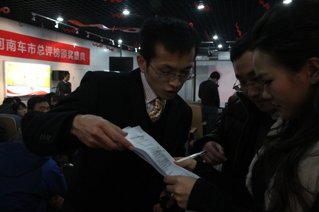 教育廣播女主播子楊就活動重要環(huán)節(jié)與商都網(wǎng)汽車頻道主管尹良進行溝通 教育廣播女主播子楊就活動重要環(huán)節(jié)與商都網(wǎng)汽車頻道主管尹良進行溝通