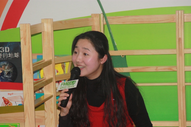 女主播“卷卷貓”親臨現(xiàn)場，繪聲繪色為孩子們講故事